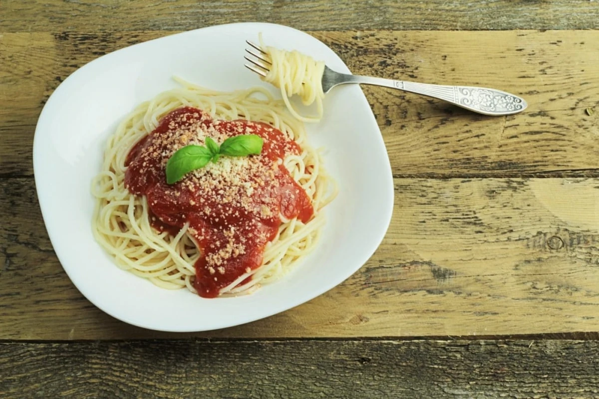 Spaghetti  με κόκκινη σάλτσα