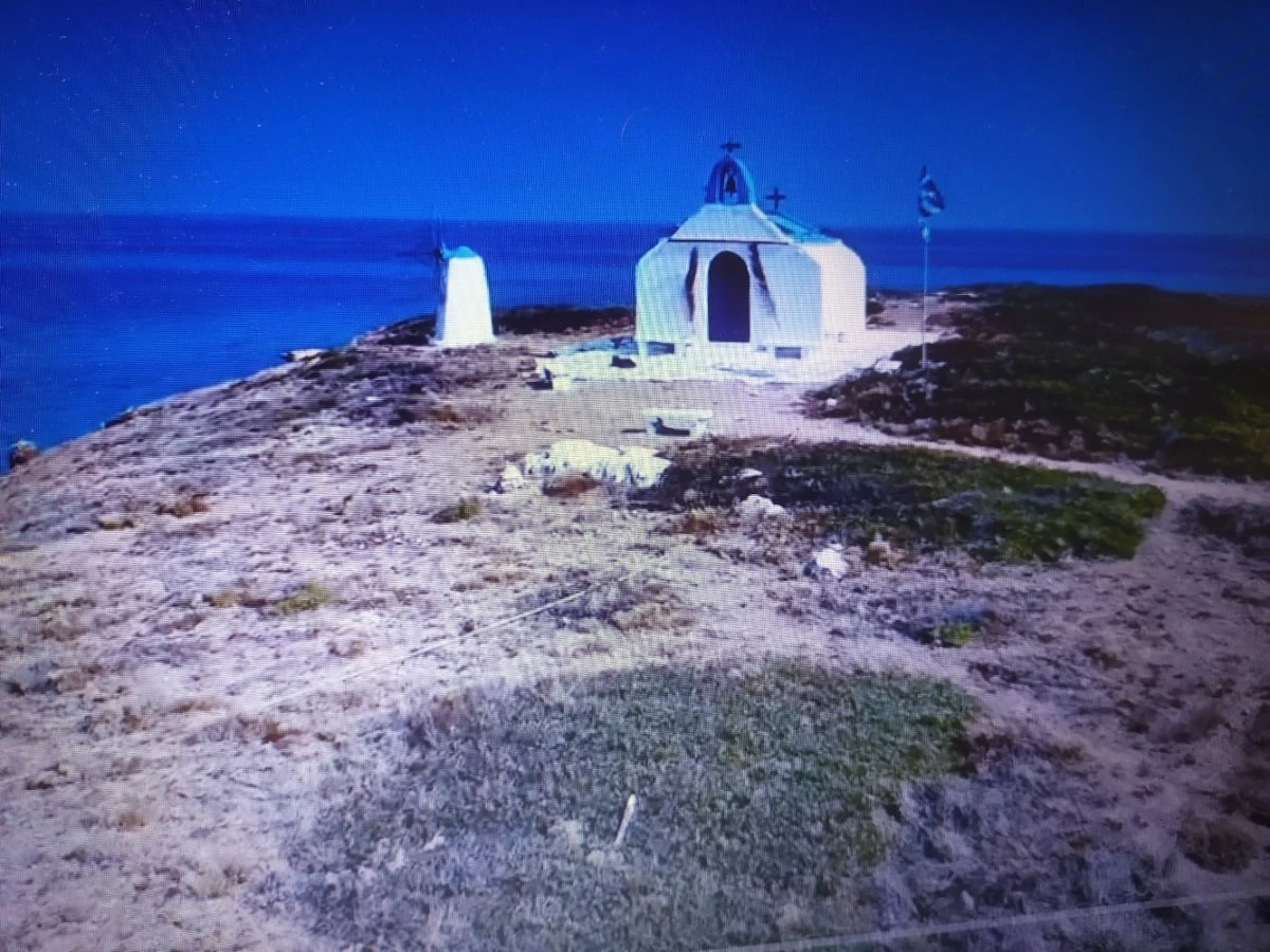 Ένα άγνωστο νησάκι βρίσκεται μια ώρα μακριά από την Αθήνα