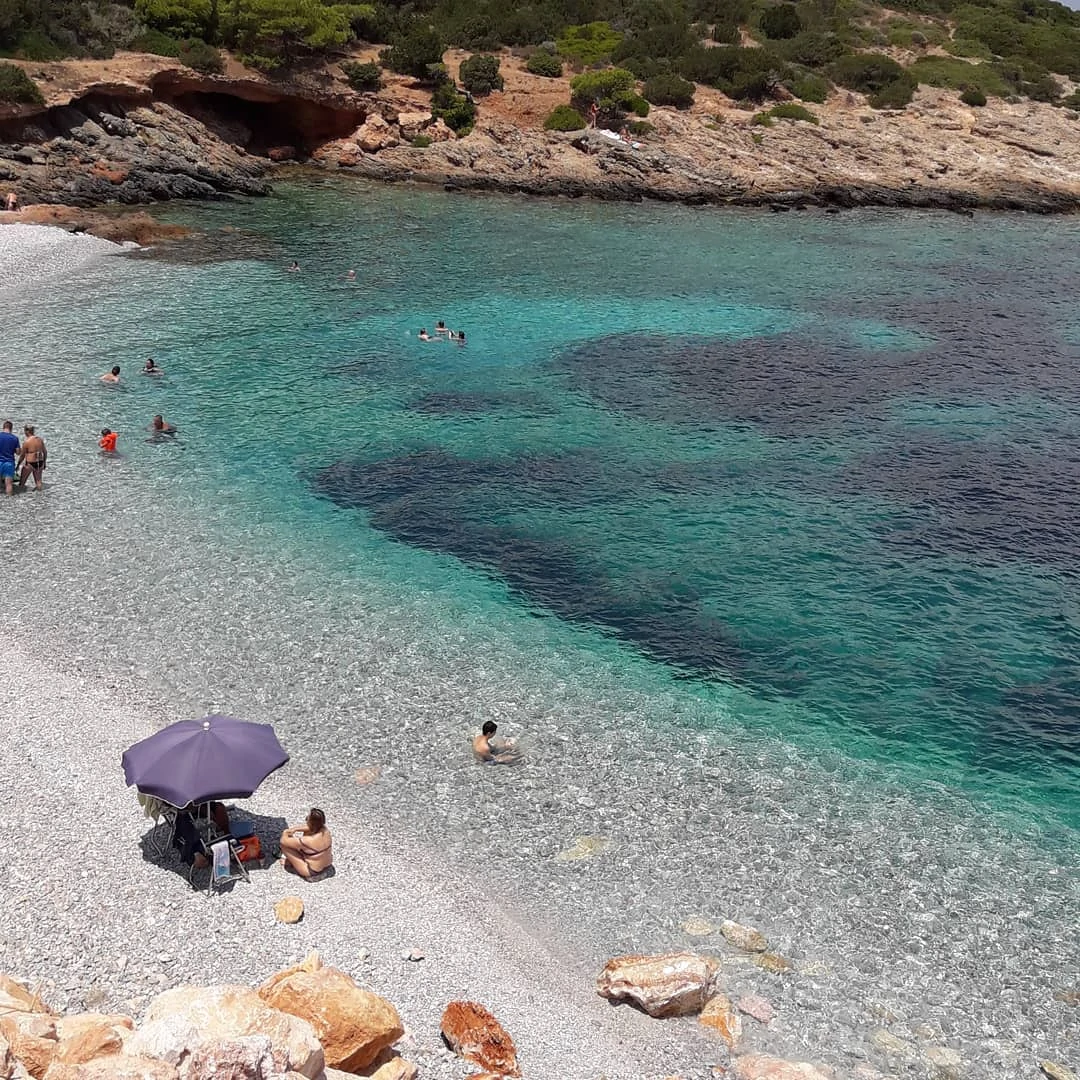 Μικρή Χαμολιά: Μια κρυφή παραλία στην Αττική με τιρκουάζ νερά