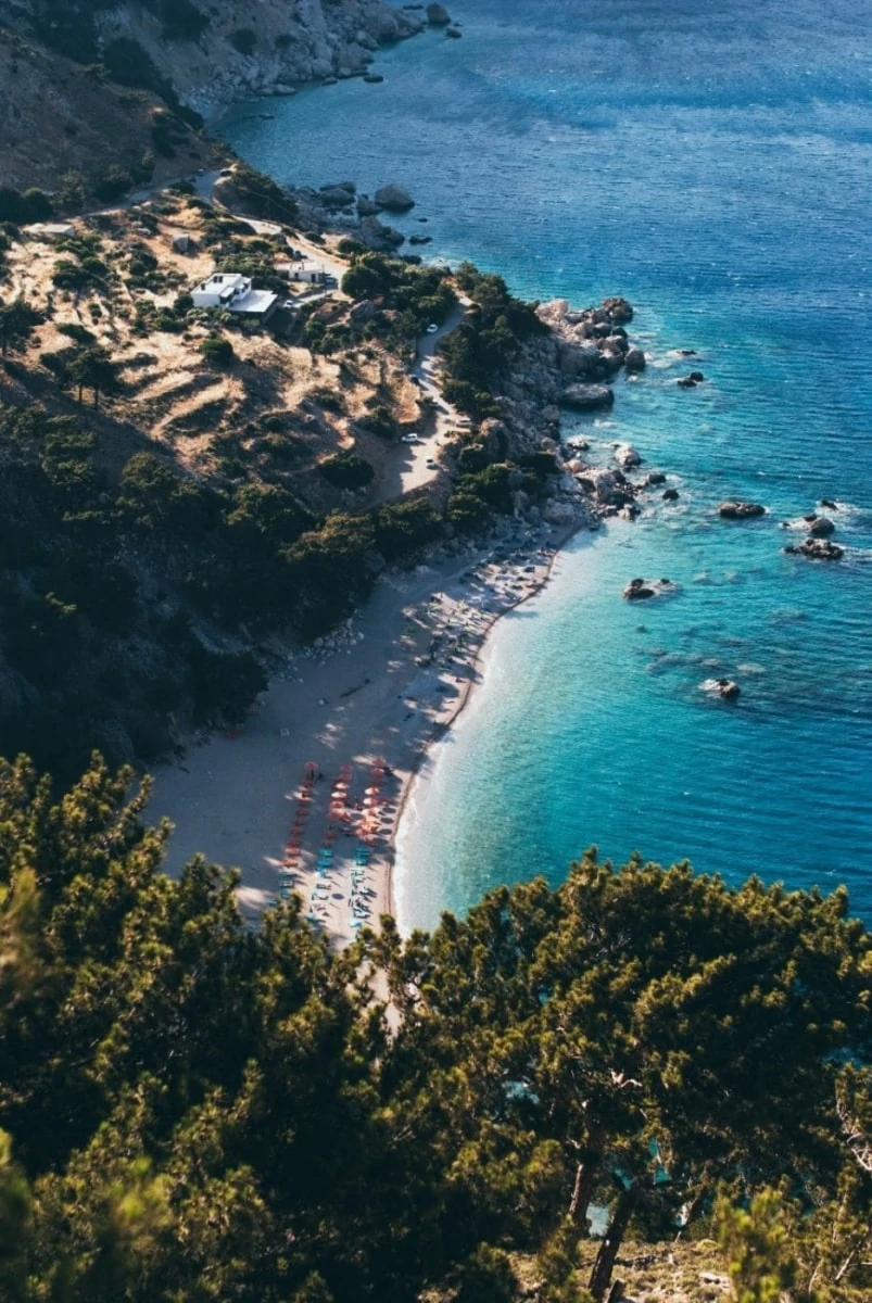 10 παραλίες του Αιγαίου που αξίζουν τις βουτιές σου