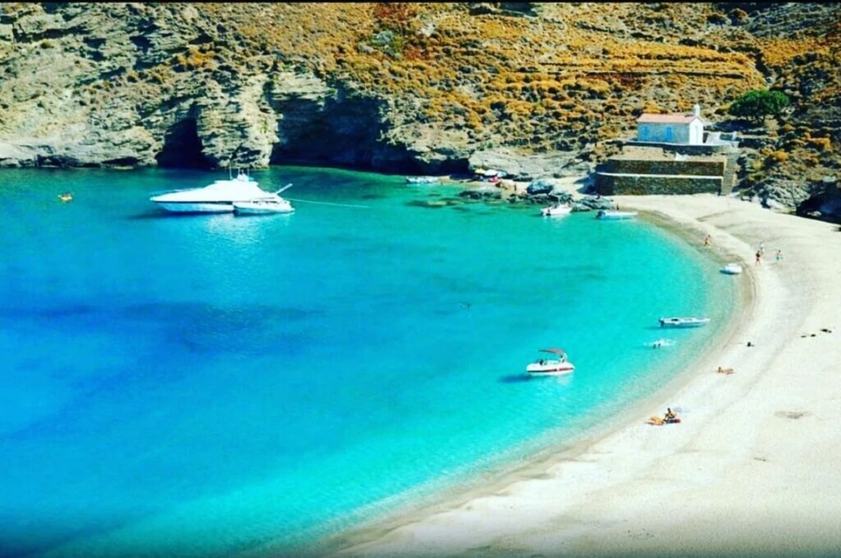 4 ελληνικές παραλίες μπήκαν στη λίστα της Mirror με τις 10 πιο πριβέ παραλίες της Ευρώπης