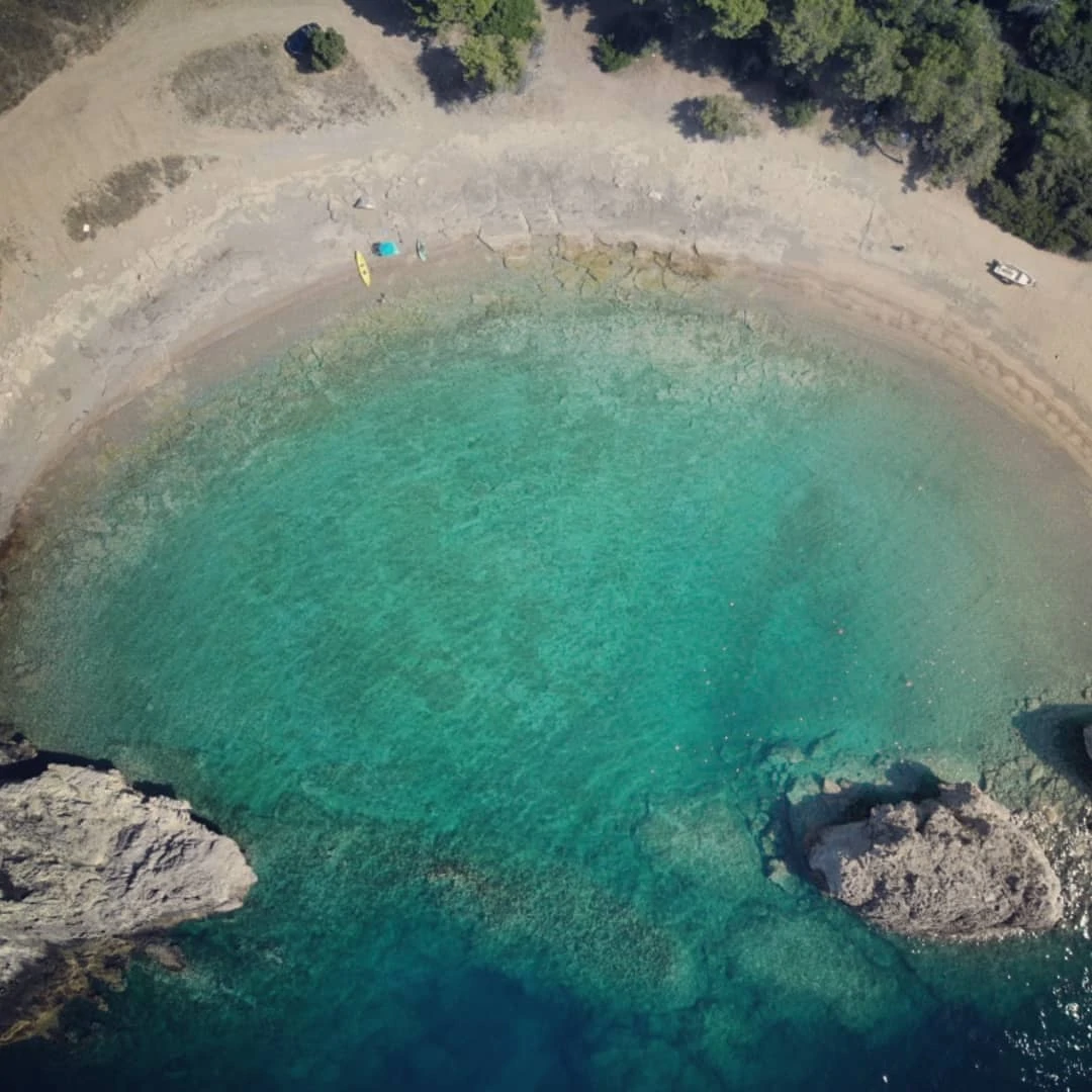 Μυλοκοπή: Η “διπλή” παραλία με τα κρυστάλλινα νερά στο Λουτράκι