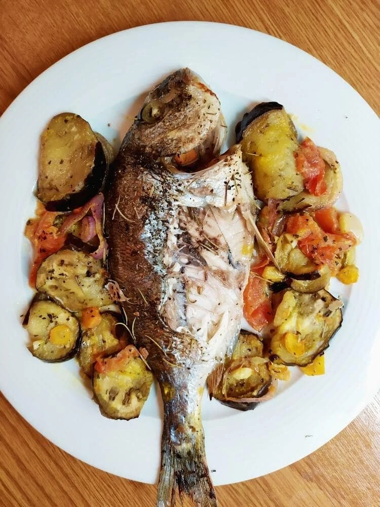Ψάρι με λαχανικά και σάλτσα πορτοκαλιού