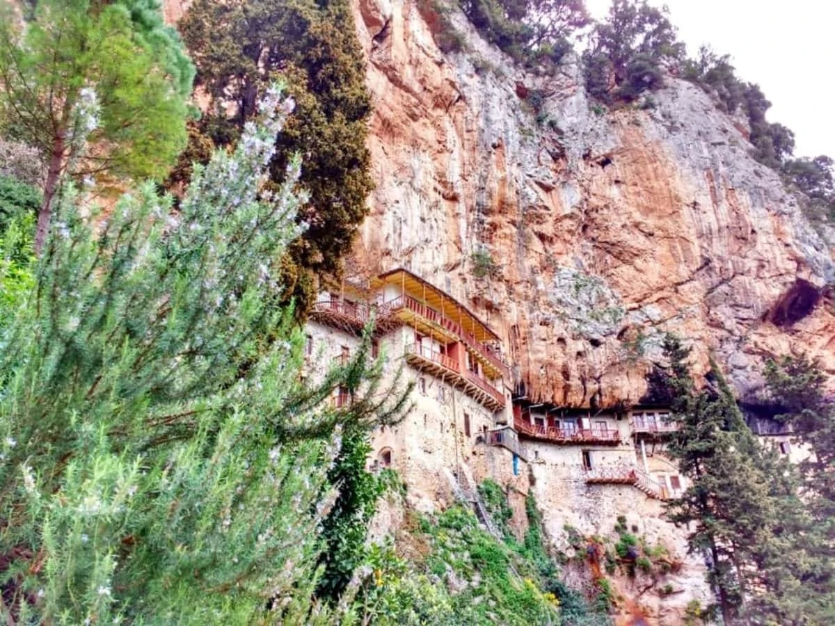 4 μοναστήρια κρεμασμένα πάνω σε βράχους