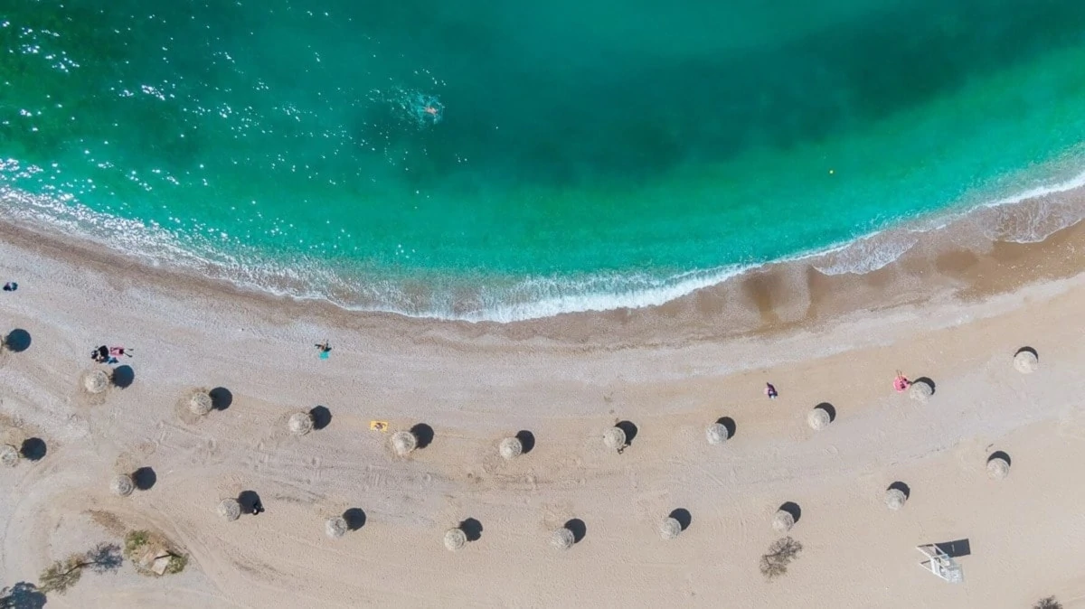 Γλυφάδα: Η νέα όψη της παραλίας για ατελείωτες βουτιές στην Αττική