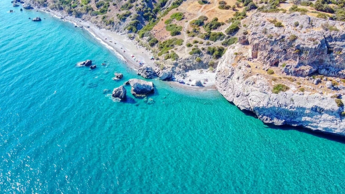 «Ληστής»: Η άγνωστη παραλία της Κρήτης με τα τιρκουάζ νερά (βίντεο)