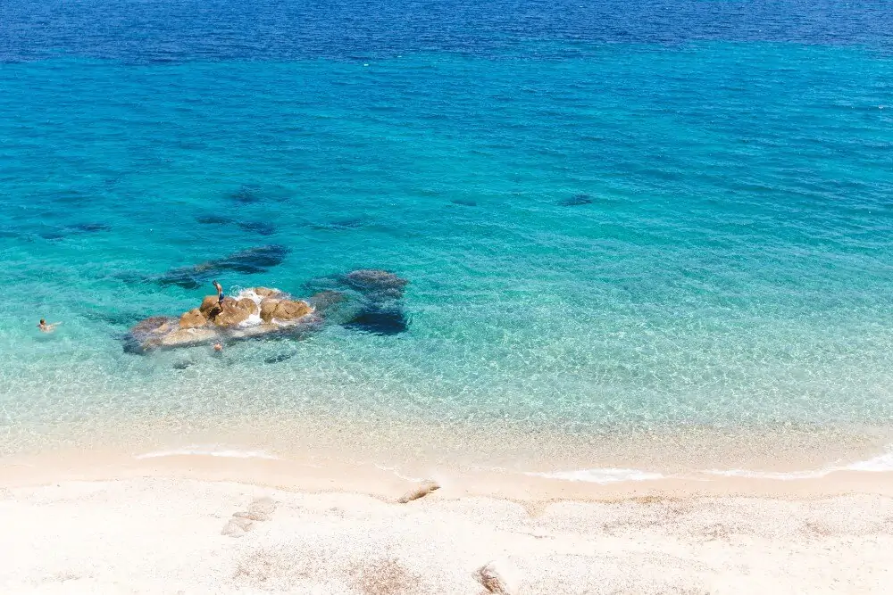 Χαλκιδική: Η παραλία Φάβα είναι ένας μικρός παράδεισος που πρέπει να ανακαλύψεις